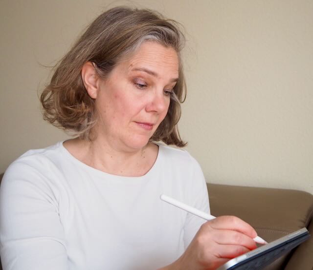 Sabine Mussleck schreibt mit Stift am Tablet