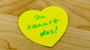 Papier-Herz mit der Aufschrift "Du kannst das!" zur Motivation